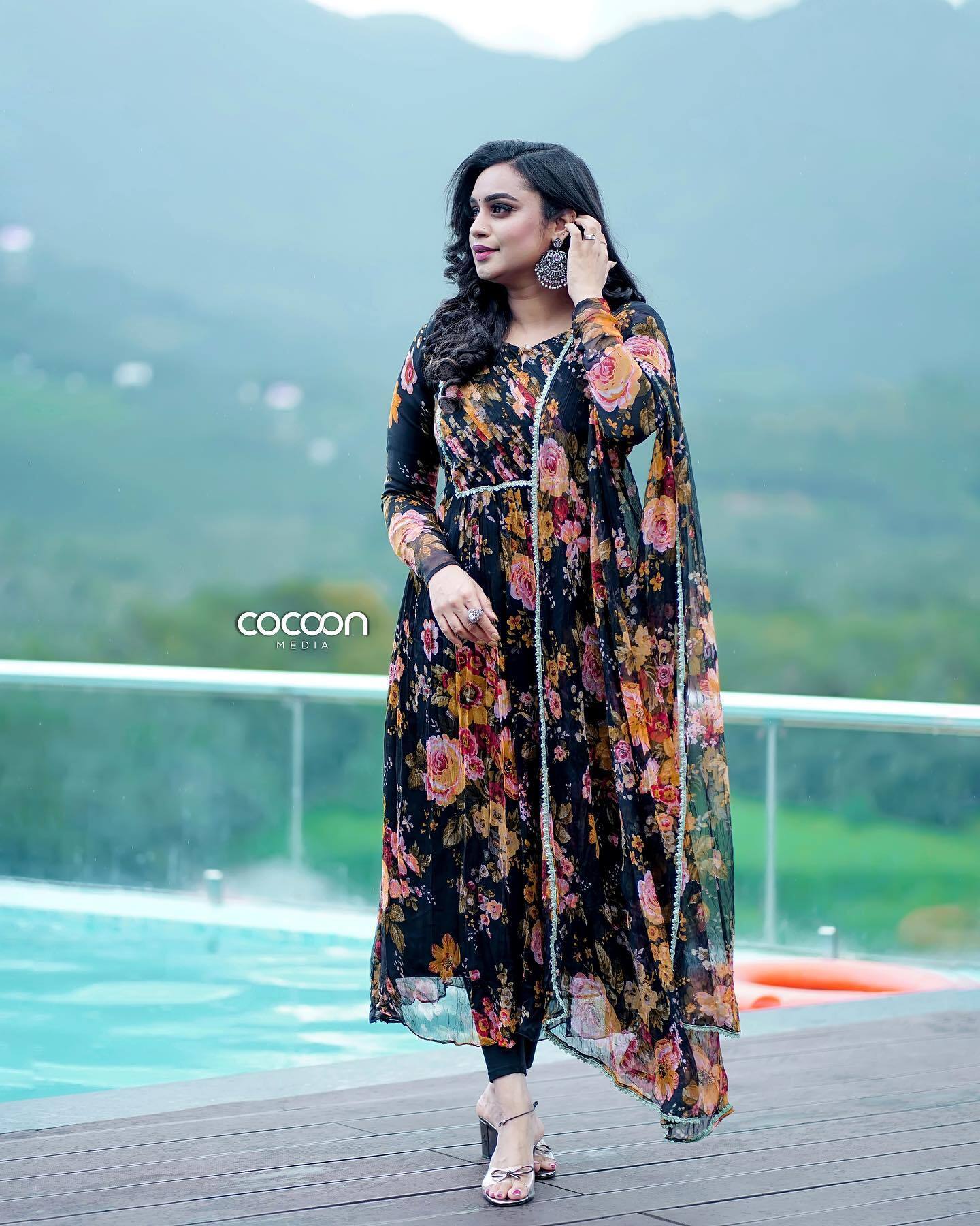 കണ്ണില്‍ നാണം, ചുണ്ടില്‍ പുഞ്ചിരി...ആരും തോറ്റുപോകും ഈ അഴകിന് മുന്നില്‍; ലക്ഷ്മി നക്ഷത്രയുടെ പുതിയ ചിത്രങ്ങള്‍