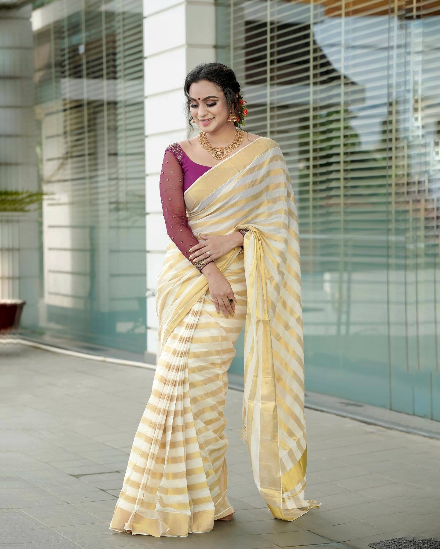 കണ്ണില്‍ നാണം, ചുണ്ടില്‍ പുഞ്ചിരി...ആരും തോറ്റുപോകും ഈ അഴകിന് മുന്നില്‍; ലക്ഷ്മി നക്ഷത്രയുടെ പുതിയ ചിത്രങ്ങള്‍