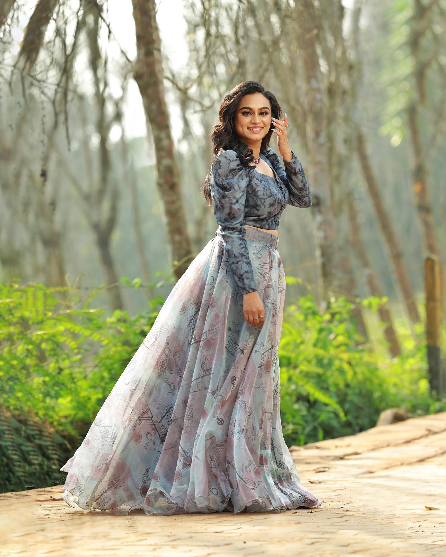 ഇന്ന് സാരിയിലല്ല...പുതിയ ലുക്കില്‍ ലക്ഷ്മി നക്ഷത്ര..എന്തുപറയുമെന്നറിയില്ലെന്ന് ആരാധകര്‍