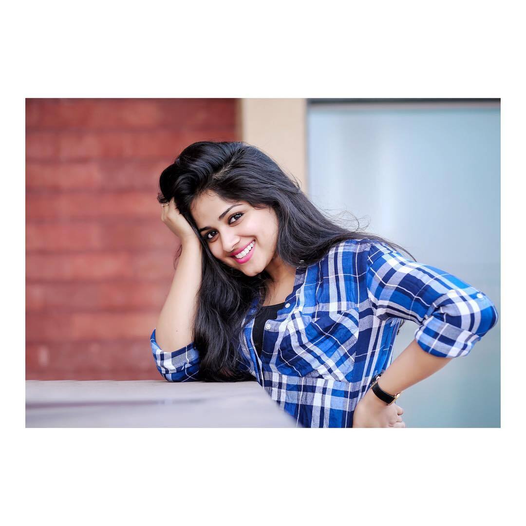 സൂപ്പർ കൂൾ... സ്റ്റൈലിഷ് ലുക്കിൽ നടി ചാന്ദിനി, വൈറൽ ചിത്രങ്ങൾ കാണാം