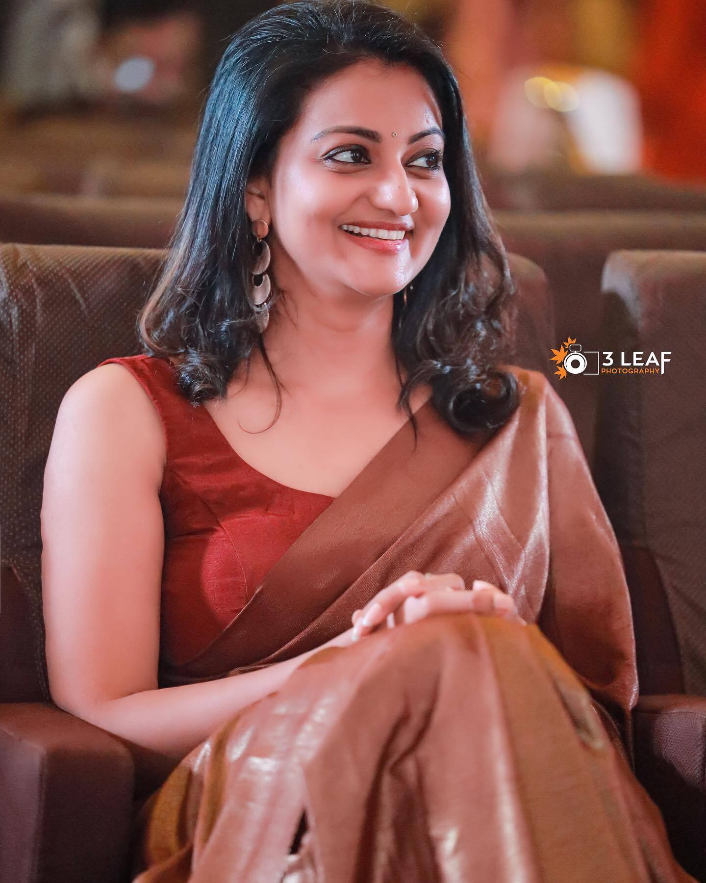 സ്ലീവ്‌ലെസ് സാരിയില്‍ പ്രിയങ്കയുടെ പോസ്.. കിടിലോല്‍ കിടിലമെന്ന് ആരാധകര്‍