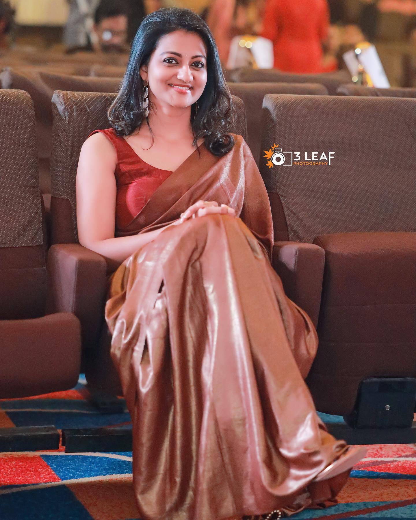 സ്ലീവ്‌ലെസ് സാരിയില്‍ പ്രിയങ്കയുടെ പോസ്.. കിടിലോല്‍ കിടിലമെന്ന് ആരാധകര്‍