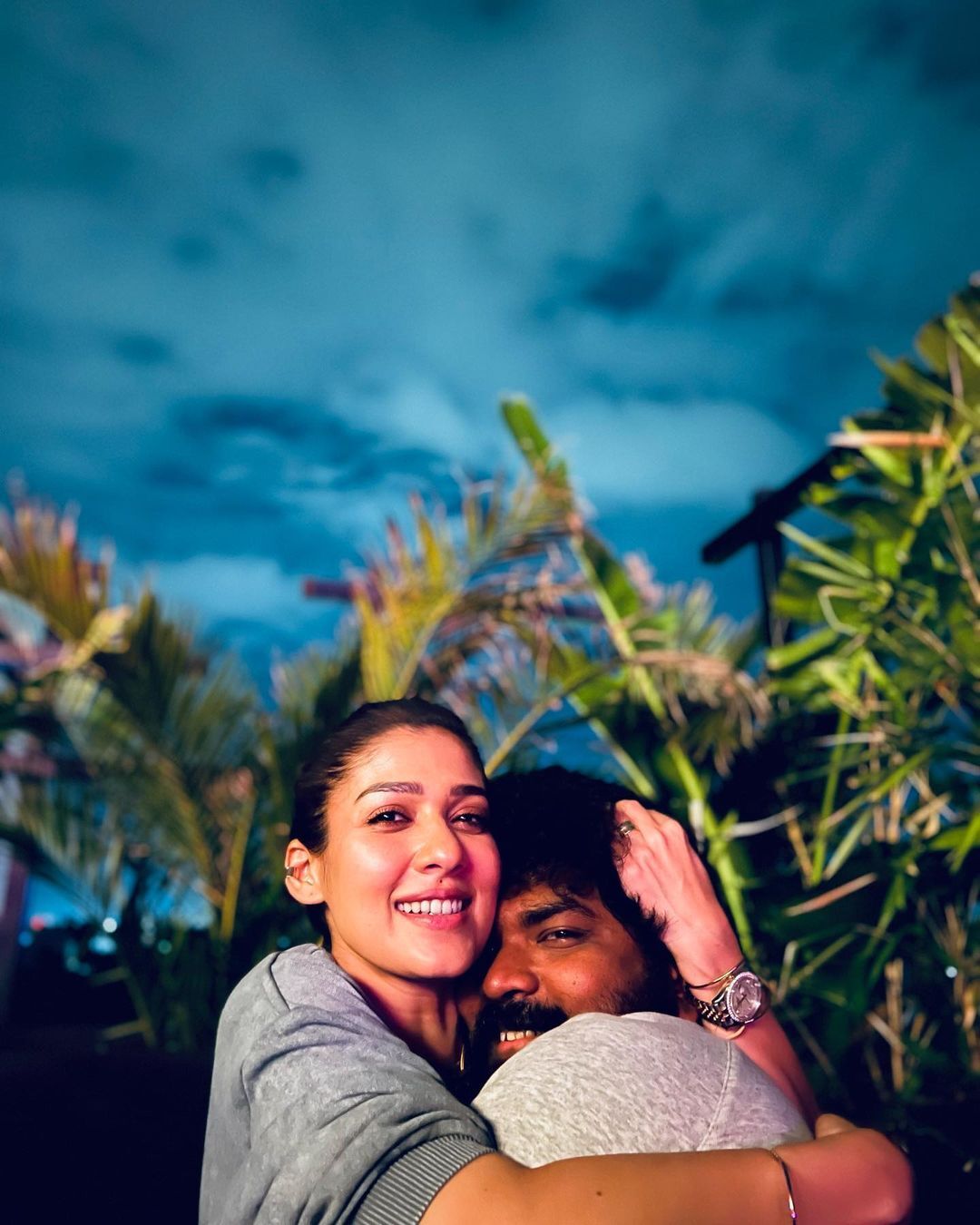 ഇങ്ങനുണ്ടോ ഒരു ലവ്, നയന്‍സിനെ ചുംബിച്ച് വിക്കി, ക്യൂട്ട് ലുക്കില്‍ ബാഴ്‌സലോണയിലേക്ക്; ചിത്രങ്ങള്‍ വൈറല്‍