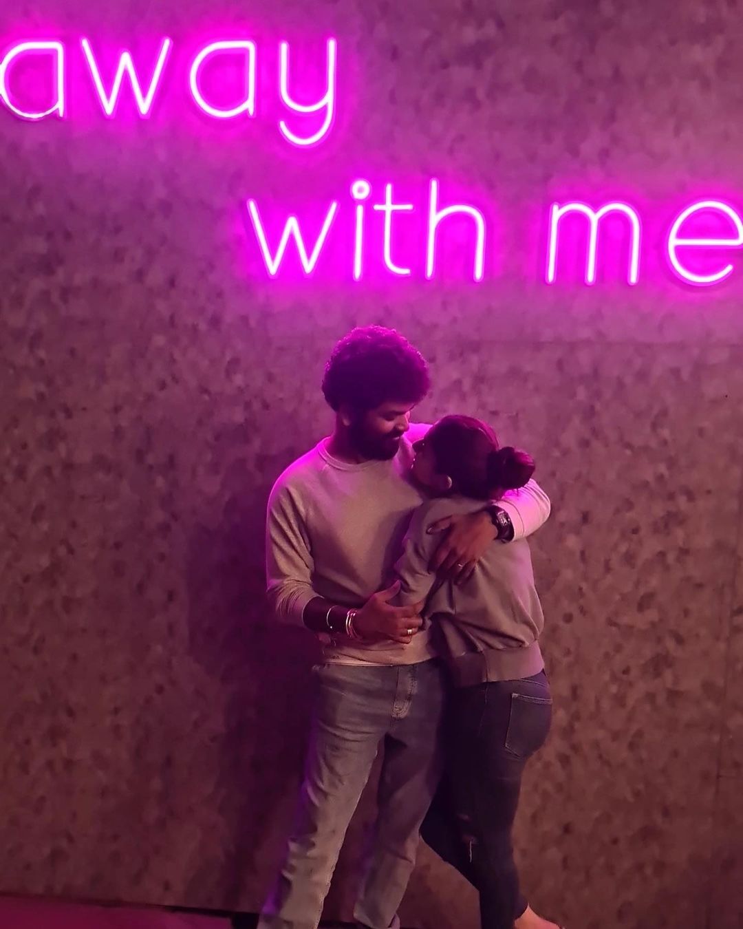 ഇങ്ങനുണ്ടോ ഒരു ലവ്, നയന്‍സിനെ ചുംബിച്ച് വിക്കി, ക്യൂട്ട് ലുക്കില്‍ ബാഴ്‌സലോണയിലേക്ക്; ചിത്രങ്ങള്‍ വൈറല്‍