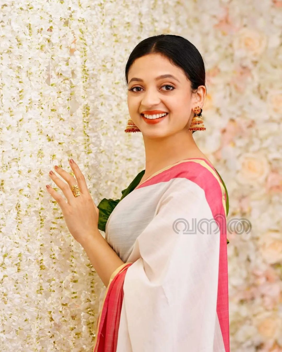 ഓണം വിശേഷങ്ങളുമായി നീത പിള്ള... സാരിയിൽ കിടിലൻ ലുക്കിൽ നടി