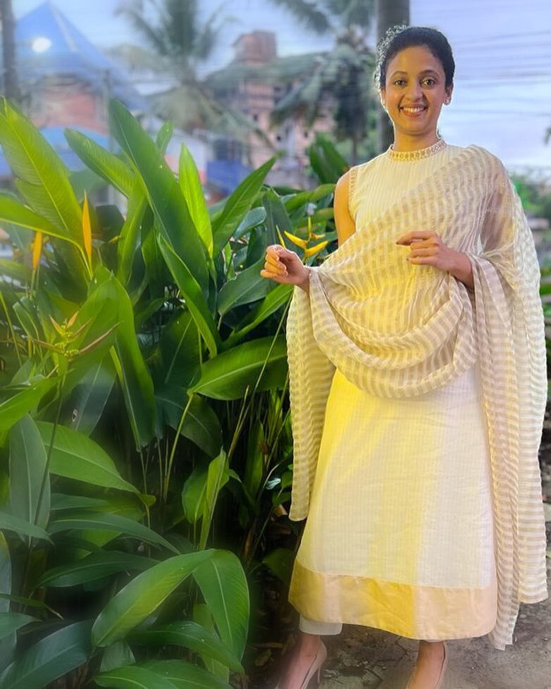 ഓണം വിശേഷങ്ങളുമായി നീത പിള്ള... സാരിയിൽ കിടിലൻ ലുക്കിൽ നടി