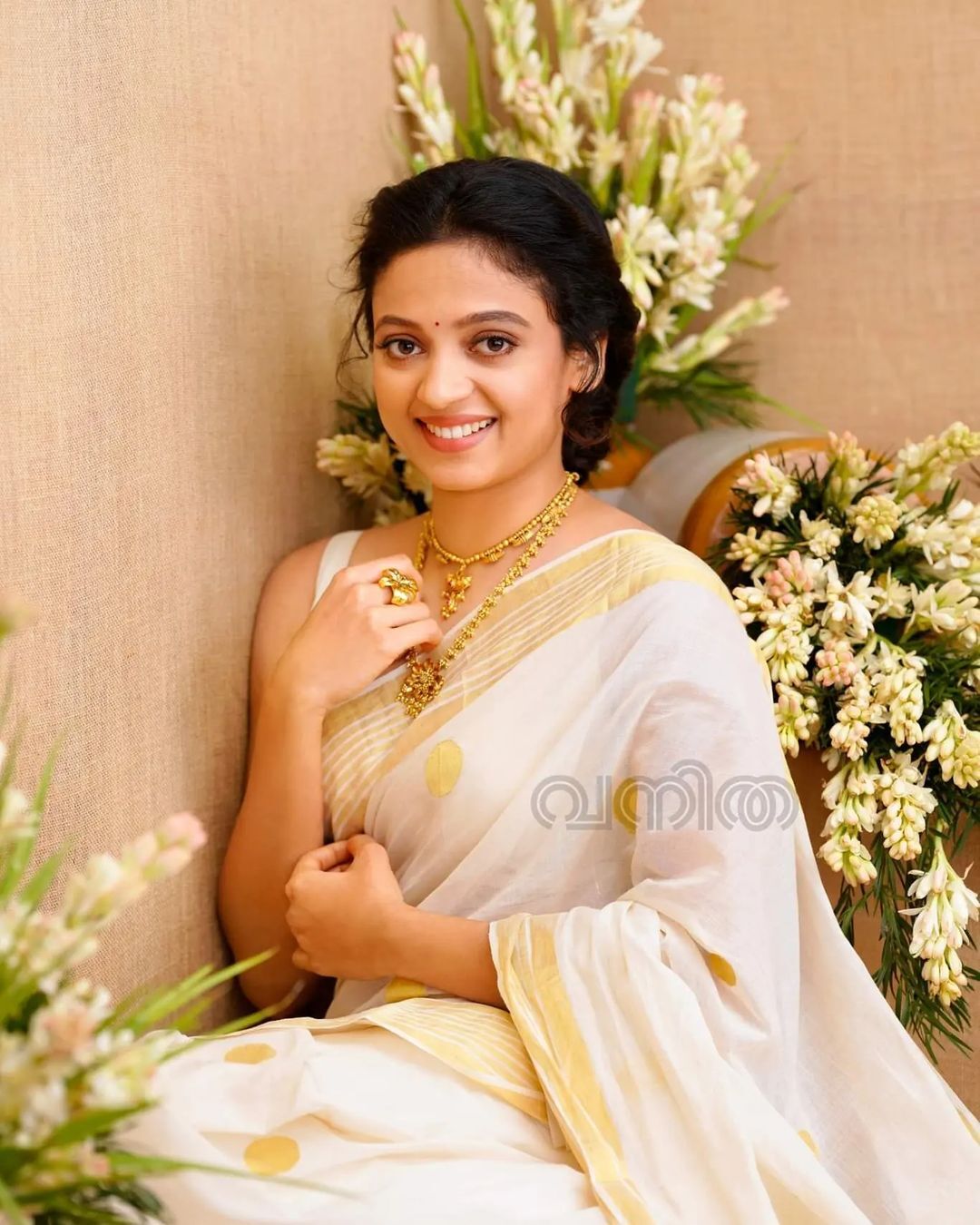 ഓണം വിശേഷങ്ങളുമായി നീത പിള്ള... സാരിയിൽ കിടിലൻ ലുക്കിൽ നടി