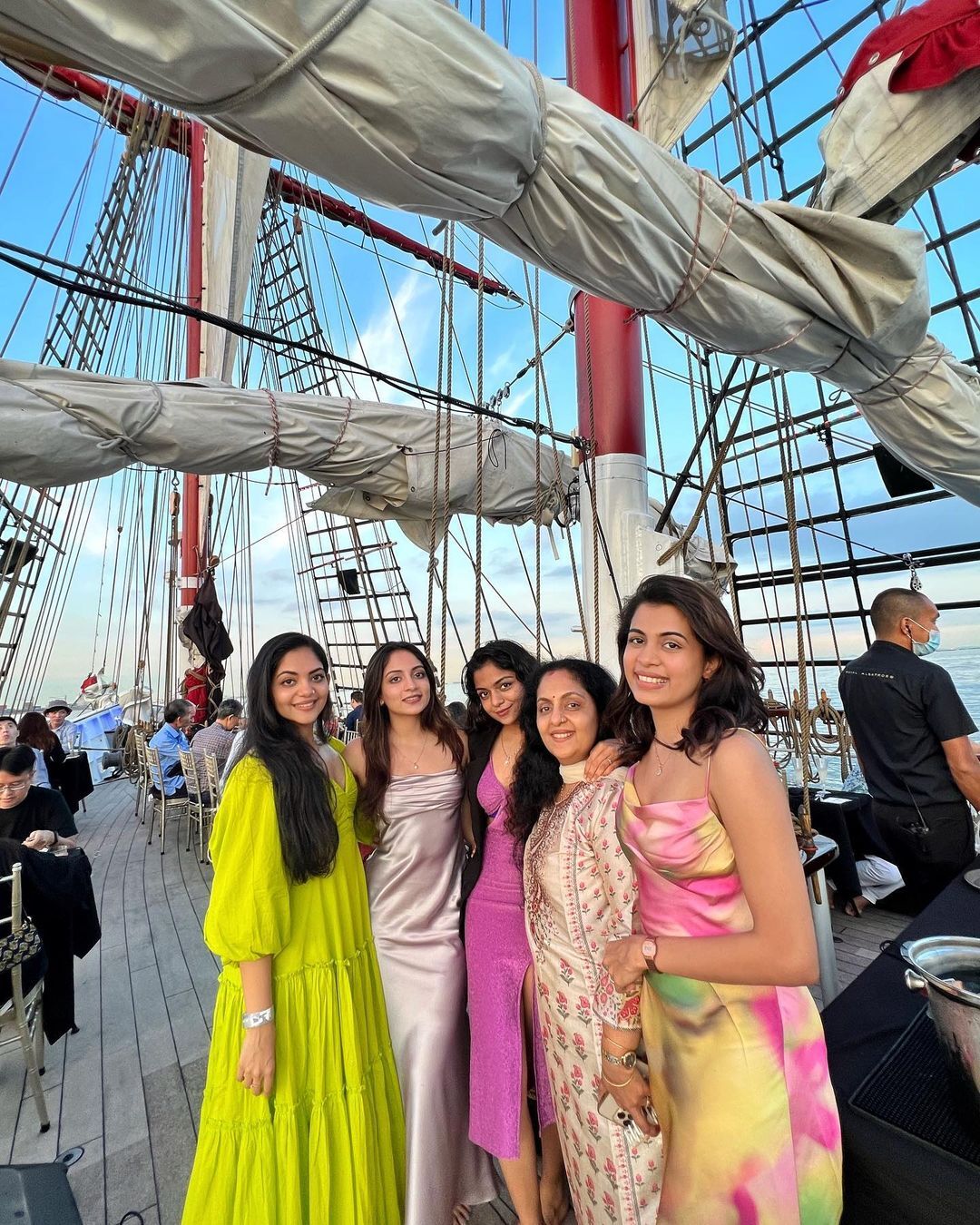 'എന്നും ഇങ്ങനെ ഹാപ്പിയായി ഇരിക്കൂ'; സിംഗപ്പൂരില്‍ അടിച്ചുപൊളിച്ച് അഹാനയും കുടുംബവും