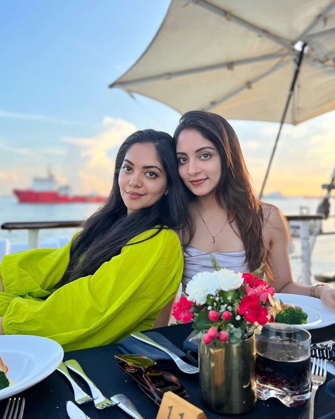 'എന്നും ഇങ്ങനെ ഹാപ്പിയായി ഇരിക്കൂ'; സിംഗപ്പൂരില്‍ അടിച്ചുപൊളിച്ച് അഹാനയും കുടുംബവും