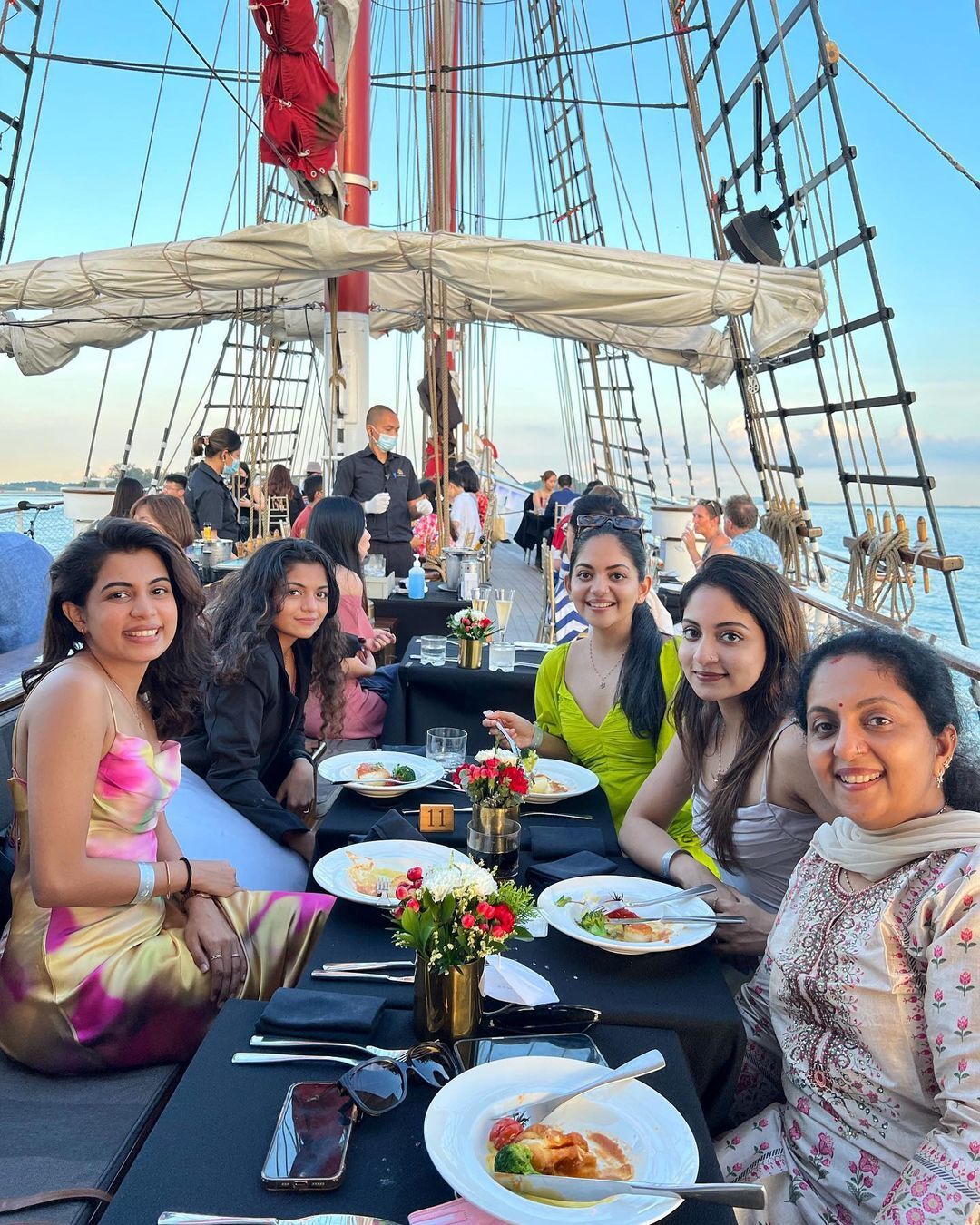 'എന്നും ഇങ്ങനെ ഹാപ്പിയായി ഇരിക്കൂ'; സിംഗപ്പൂരില്‍ അടിച്ചുപൊളിച്ച് അഹാനയും കുടുംബവും