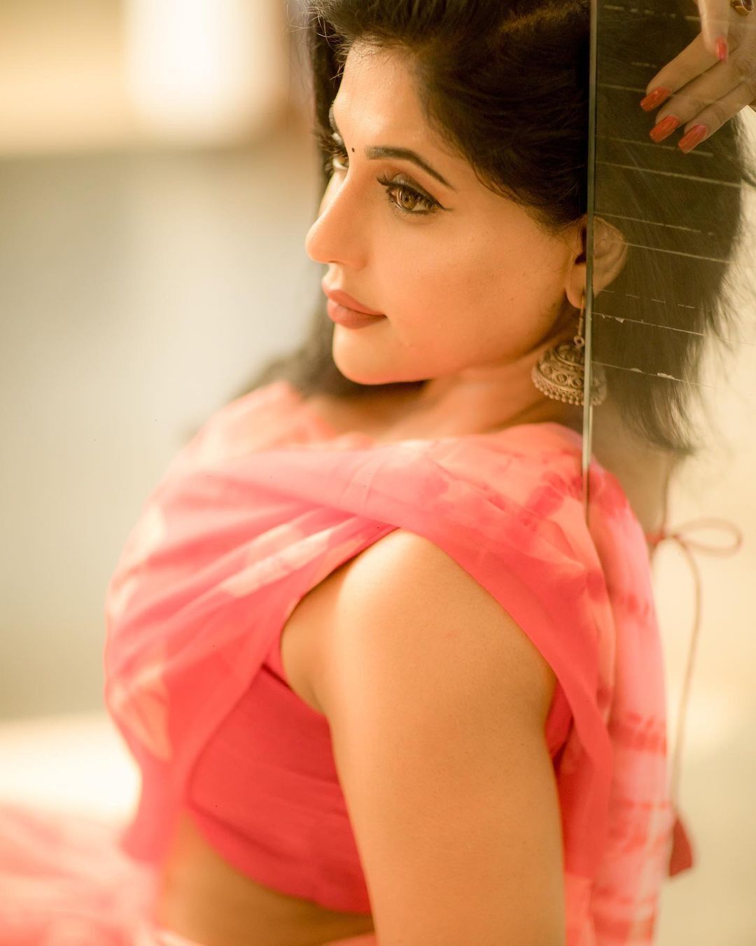 PHOTOS : யப்பா.. சீரியல் நடிகையா இவங்க? பிளாக் டாப்பில் அப்படியொரு போஸ்.. சொக்கவைக்கும் ரேஷ்மா! 