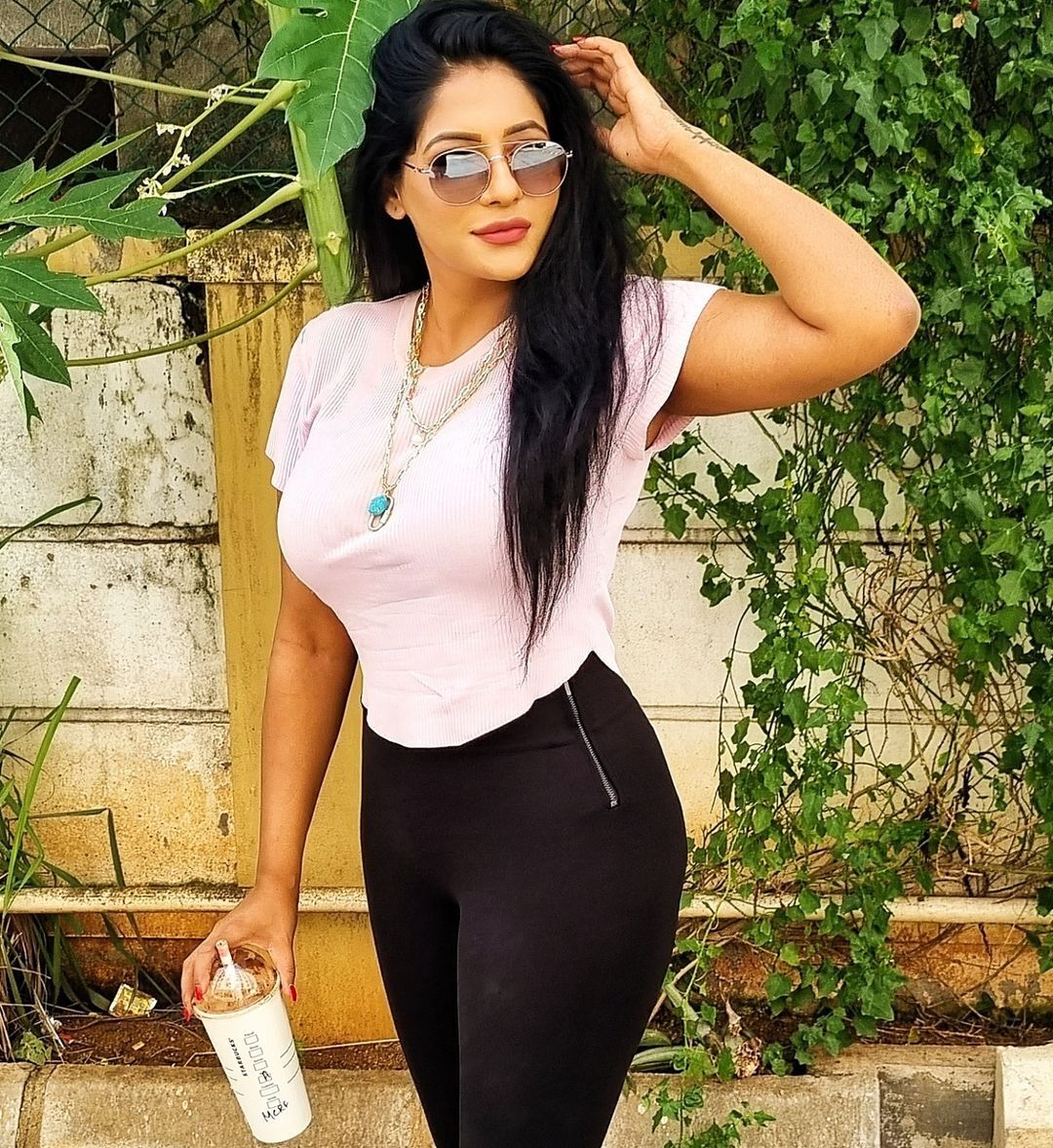 PHOTOS : யப்பா.. சீரியல் நடிகையா இவங்க? பிளாக் டாப்பில் அப்படியொரு போஸ்.. சொக்கவைக்கும் ரேஷ்மா! 