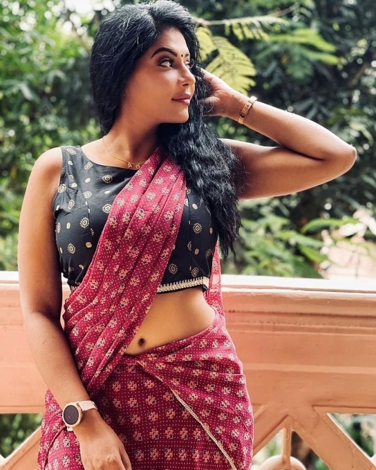 PHOTOS : யப்பா.. சீரியல் நடிகையா இவங்க? பிளாக் டாப்பில் அப்படியொரு போஸ்.. சொக்கவைக்கும் ரேஷ்மா! 