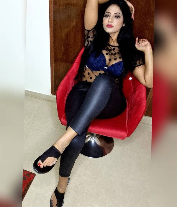 PHOTOS : யப்பா.. சீரியல் நடிகையா இவங்க? பிளாக் டாப்பில் அப்படியொரு போஸ்.. சொக்கவைக்கும் ரேஷ்மா! 