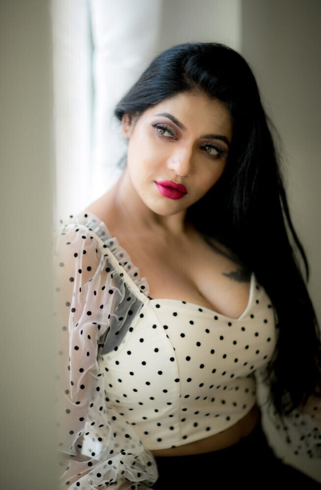 PHOTOS : யப்பா.. சீரியல் நடிகையா இவங்க? பிளாக் டாப்பில் அப்படியொரு போஸ்.. சொக்கவைக்கும் ரேஷ்மா! 