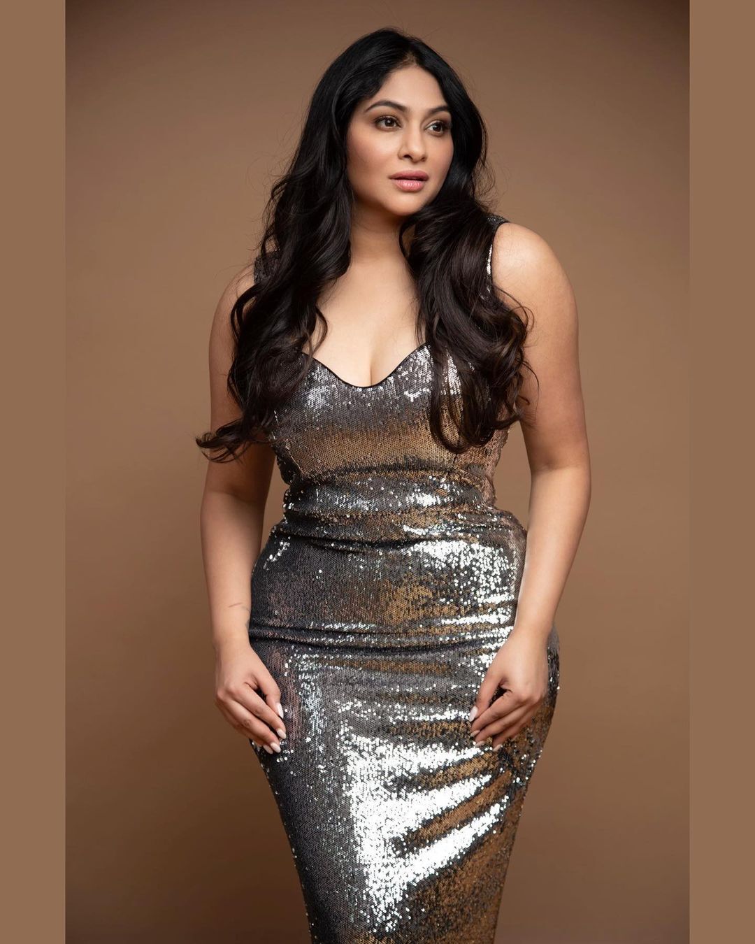 PHOTOS : அட்டகாசமான ஸ்விம் சூட்டில் அப்படியொரு போஸ்.. அழகை தாறுமாறாக காட்டும் நடிகை லக்ஷ்மி தேவ்!