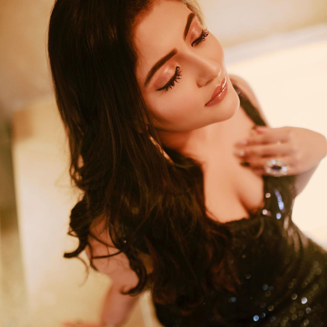 PHOTOS : பீச்சில் ரிலாக்ஸாக போஸ் கொடுக்கும் ரிதுபர்ணா.. கவர்ந்திழுக்கும் நச் போட்டோஸ் இதோ!