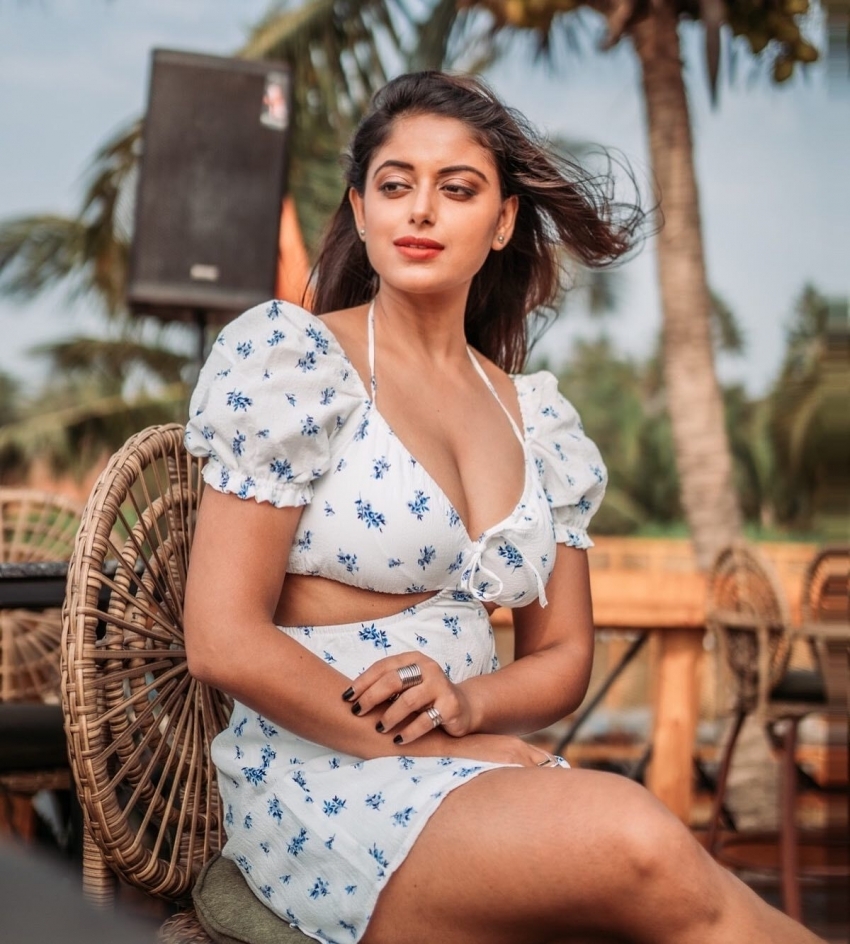 PHOTOS : வாவ்.. பிகினியில் என்னமா போஸ் கொடுக்குறாங்க.. கடற்கையில் காற்று வாங்கும் நடிகை சினேகா பால்!