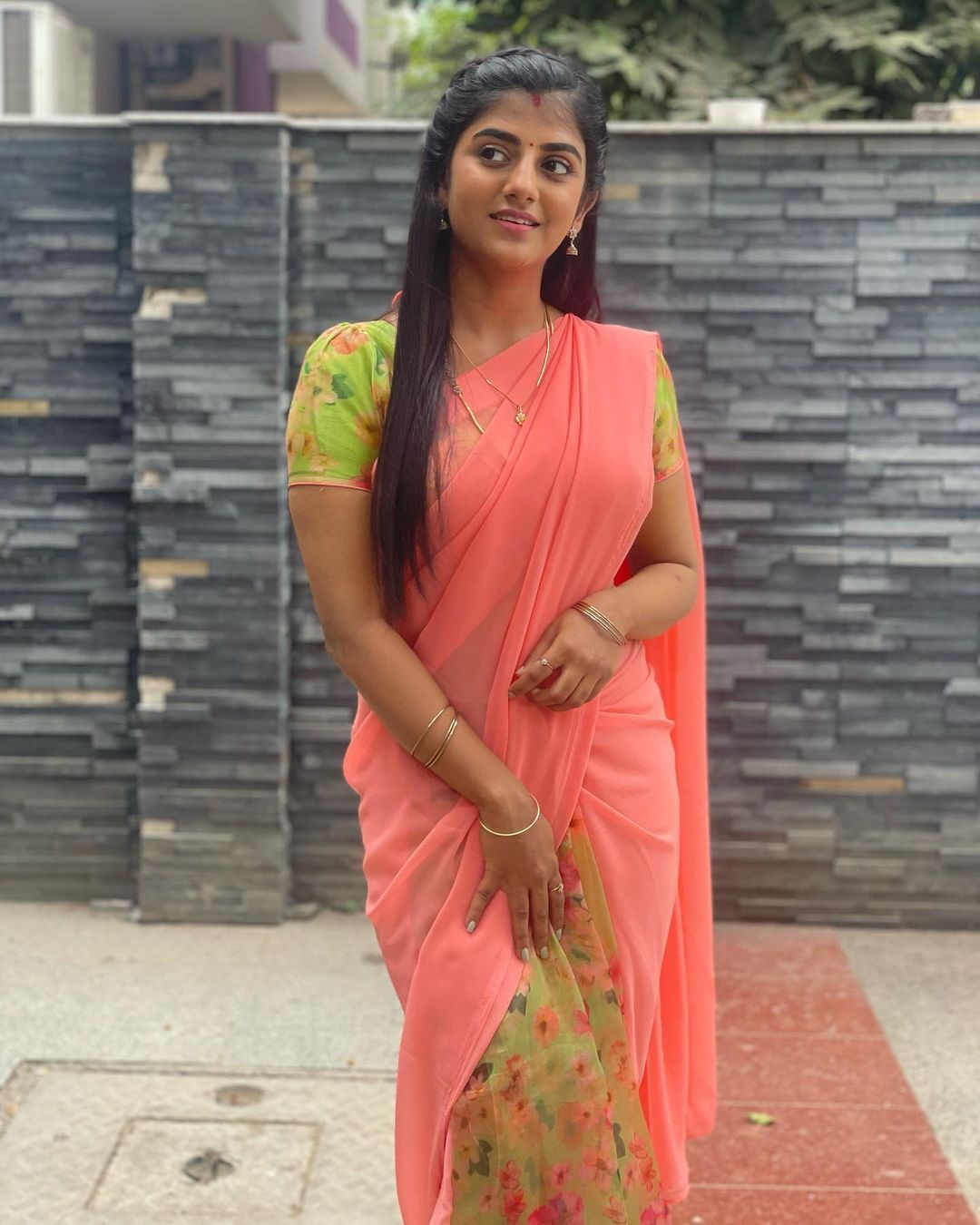 PHOTOS : வாவ்.. விதவிதமான சேலையில் ரசிகர்களை மயக்கும் விஜய் டிவி சீரியல் நடிகை கேப்ரியெல்லா.. நச் பிக்ஸ் இதோ!