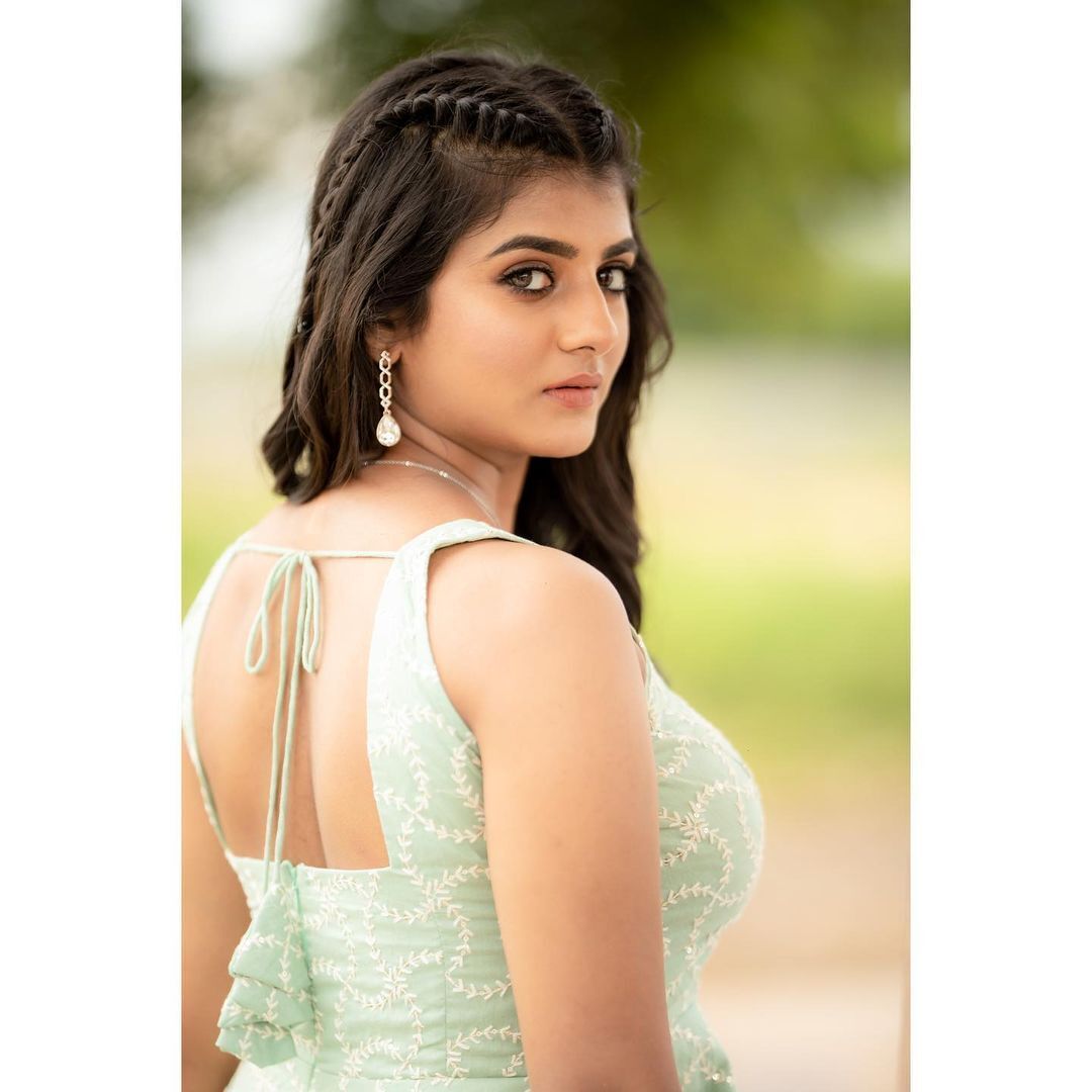 PHOTOS : வாவ்.. விதவிதமான சேலையில் ரசிகர்களை மயக்கும் விஜய் டிவி சீரியல் நடிகை கேப்ரியெல்லா.. நச் பிக்ஸ் இதோ!