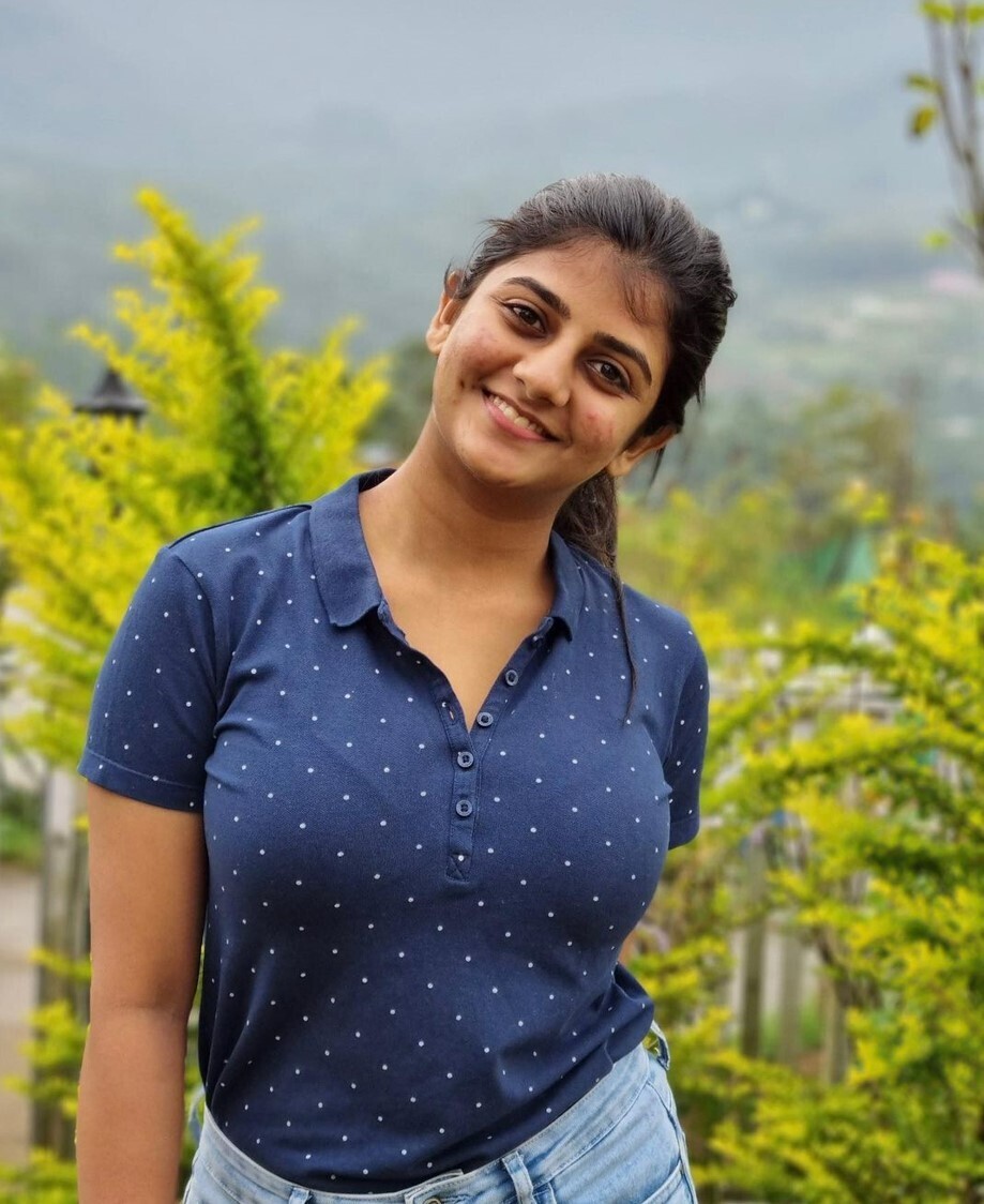 PHOTOS : வாவ்.. விதவிதமான சேலையில் ரசிகர்களை மயக்கும் விஜய் டிவி சீரியல் நடிகை கேப்ரியெல்லா.. நச் பிக்ஸ் இதோ!