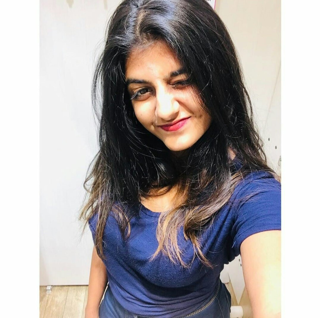 PHOTOS : வாவ்.. விதவிதமான சேலையில் ரசிகர்களை மயக்கும் விஜய் டிவி சீரியல் நடிகை கேப்ரியெல்லா.. நச் பிக்ஸ் இதோ!