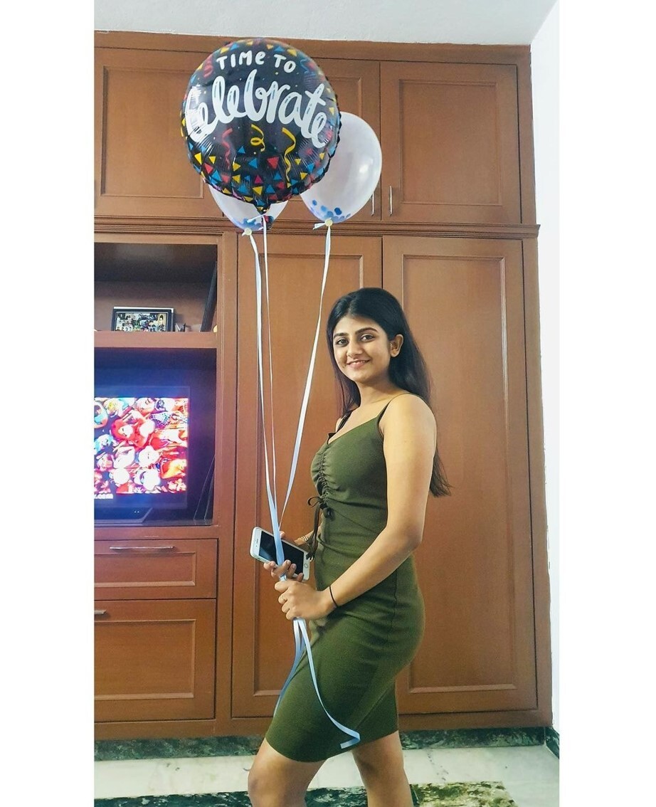 PHOTOS : வாவ்.. விதவிதமான சேலையில் ரசிகர்களை மயக்கும் விஜய் டிவி சீரியல் நடிகை கேப்ரியெல்லா.. நச் பிக்ஸ் இதோ!