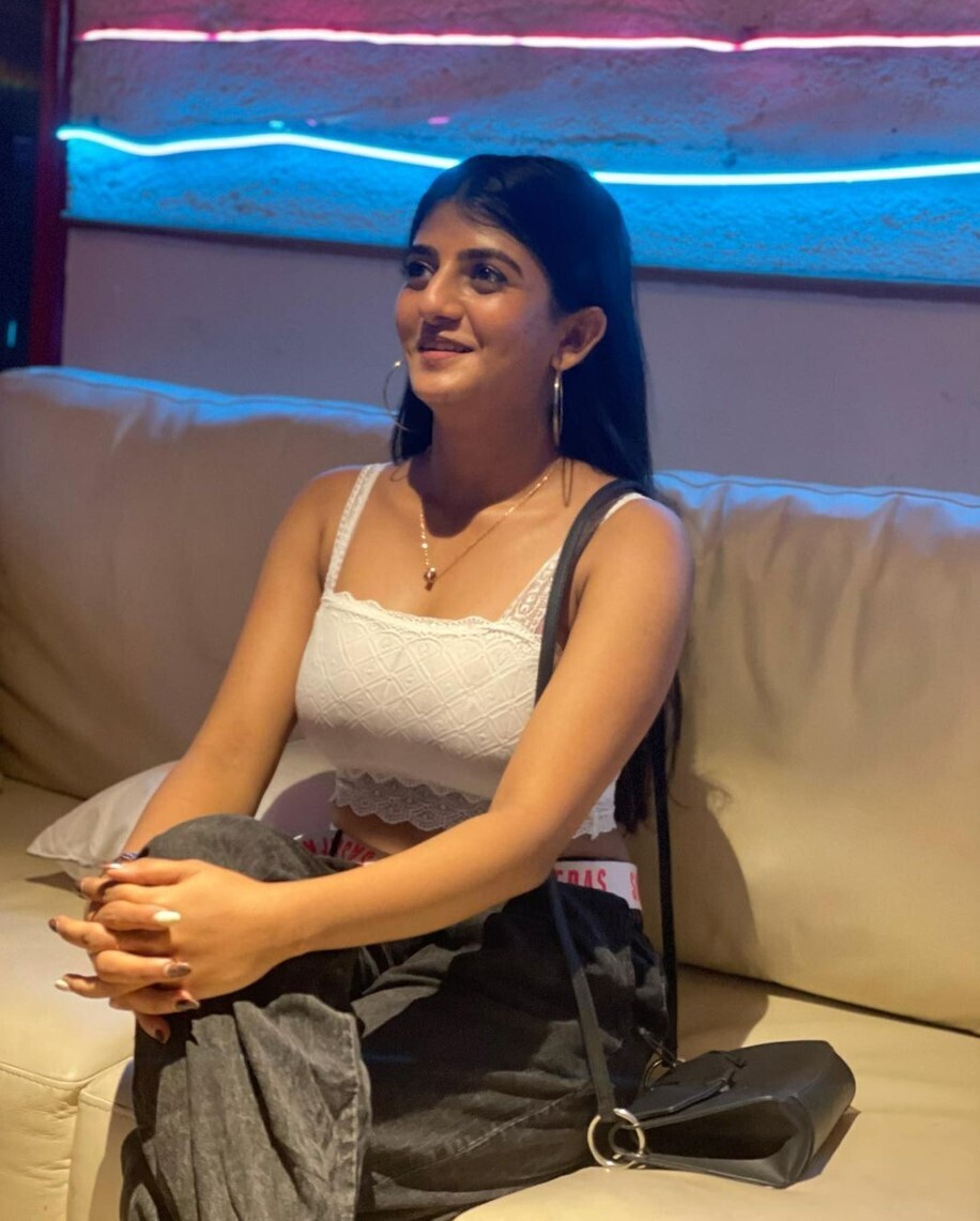 PHOTOS : வாவ்.. விதவிதமான சேலையில் ரசிகர்களை மயக்கும் விஜய் டிவி சீரியல் நடிகை கேப்ரியெல்லா.. நச் பிக்ஸ் இதோ!