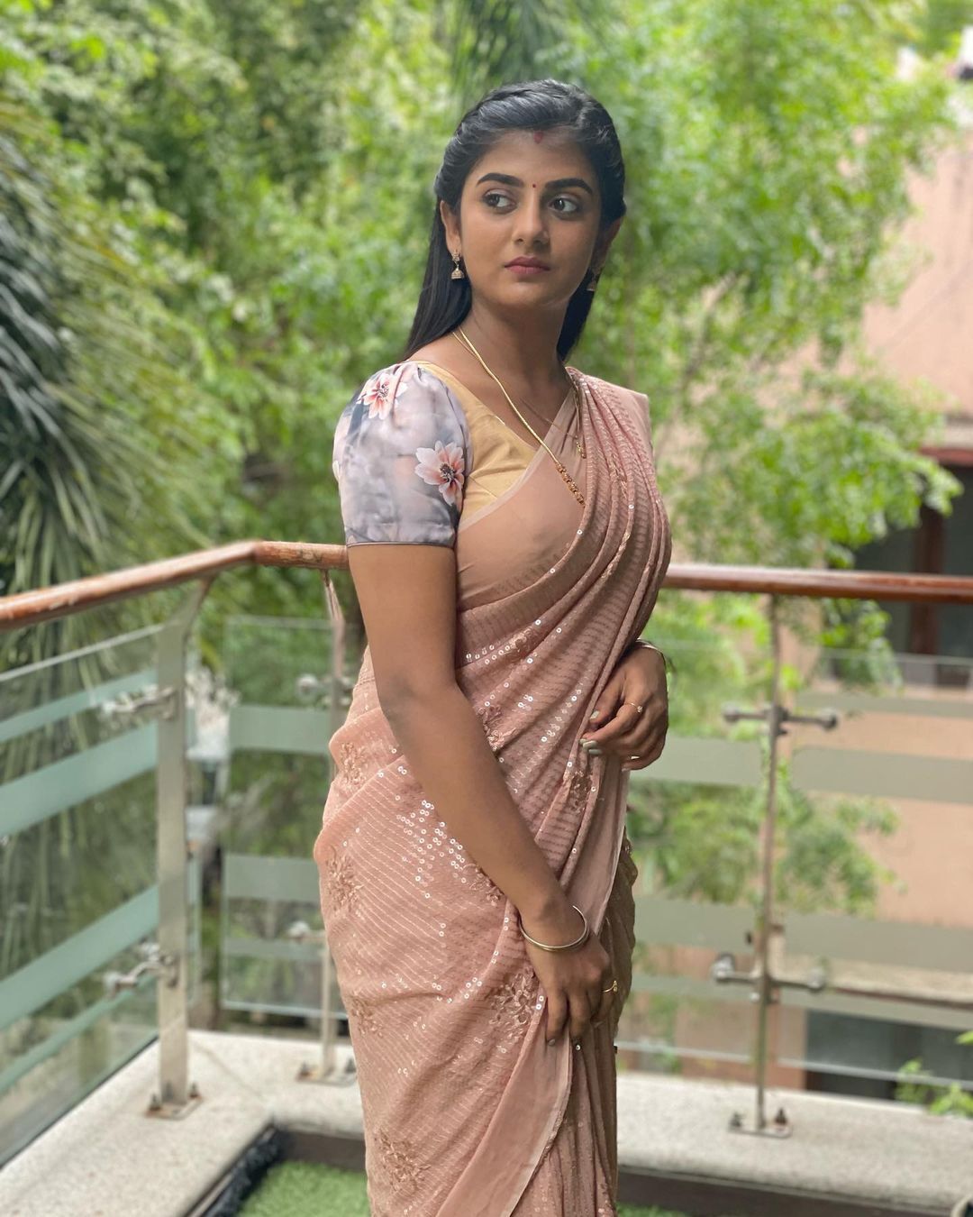 PHOTOS : வாவ்.. விதவிதமான சேலையில் ரசிகர்களை மயக்கும் விஜய் டிவி சீரியல் நடிகை கேப்ரியெல்லா.. நச் பிக்ஸ் இதோ!