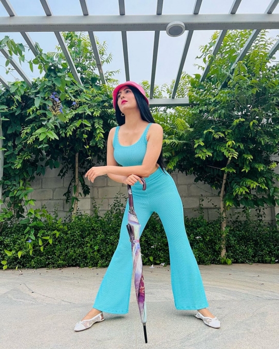 PHOTOS : டைட் டாப்பில் ஸ்டன்னிங் லுக் விடும் ஆத்விதி.. ஆளை மயக்கும் நச் க்ளிக்ஸ் இதோ!