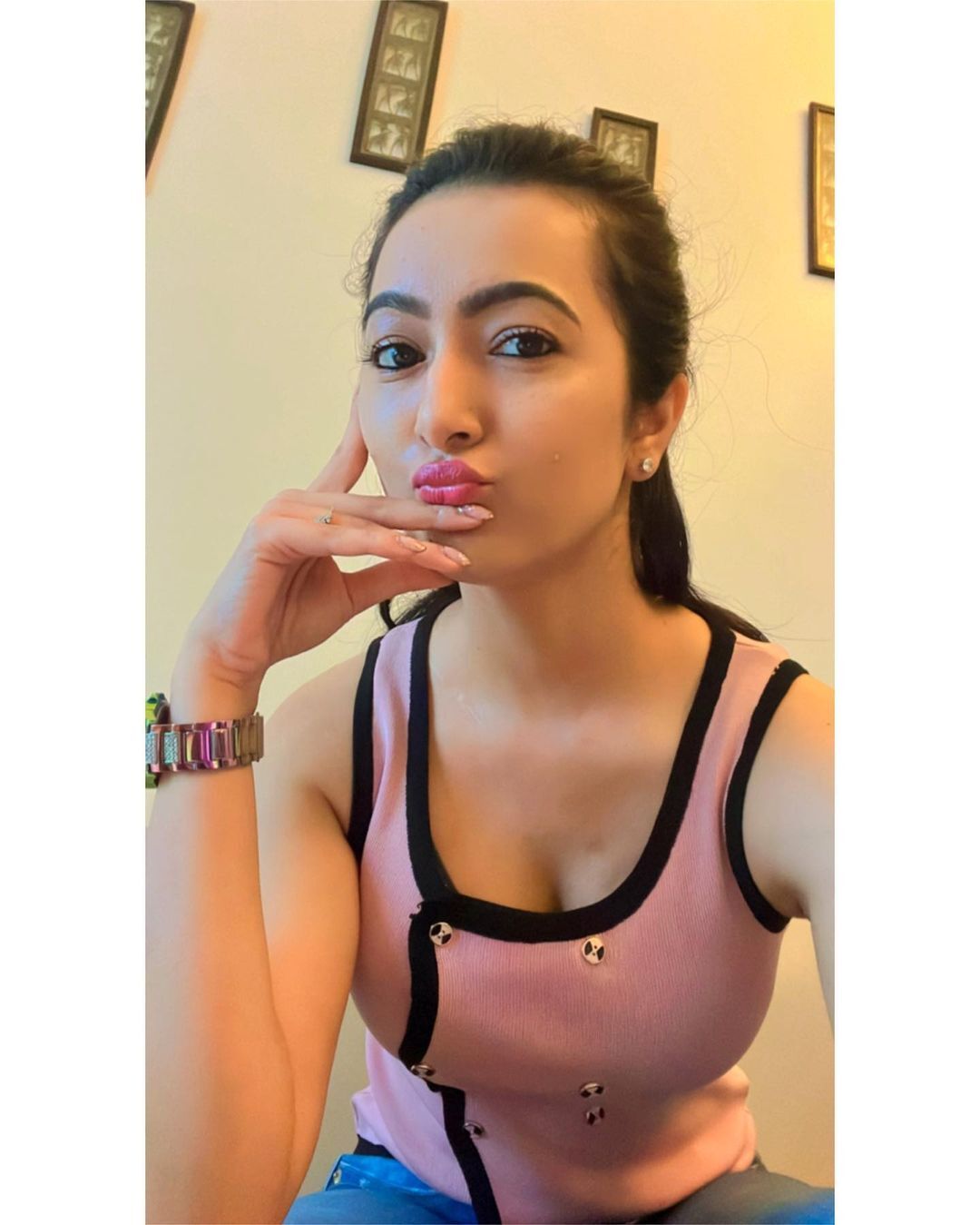 PHOTOS : டைட் டாப்பில் ஸ்டன்னிங் லுக் விடும் ஆத்விதி.. ஆளை மயக்கும் நச் க்ளிக்ஸ் இதோ!