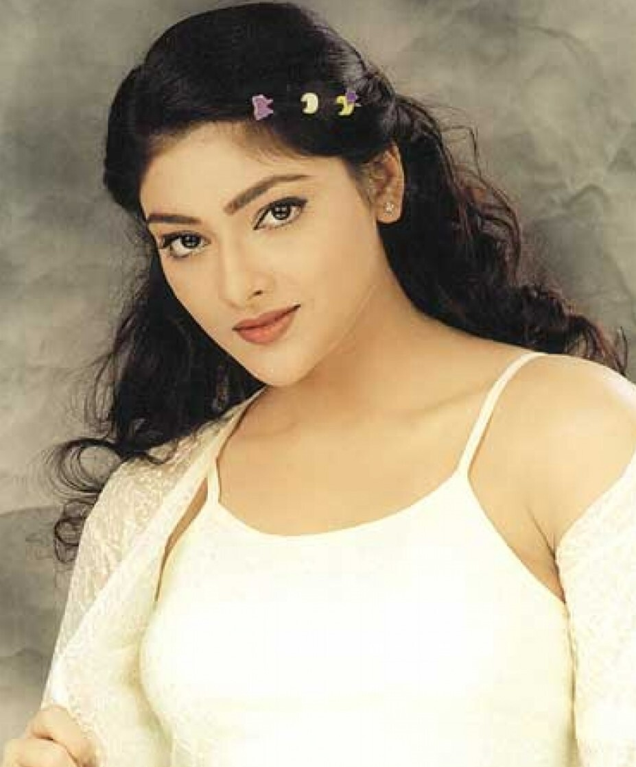 PHOTOS : கண்ணாடி முன் வேற லெவல் போட்டோஷூட்.. டைட்டான ஜிம் சூட்டில் ஆளை மயக்கும் விருமாண்டி பட ஹீரோயின்!