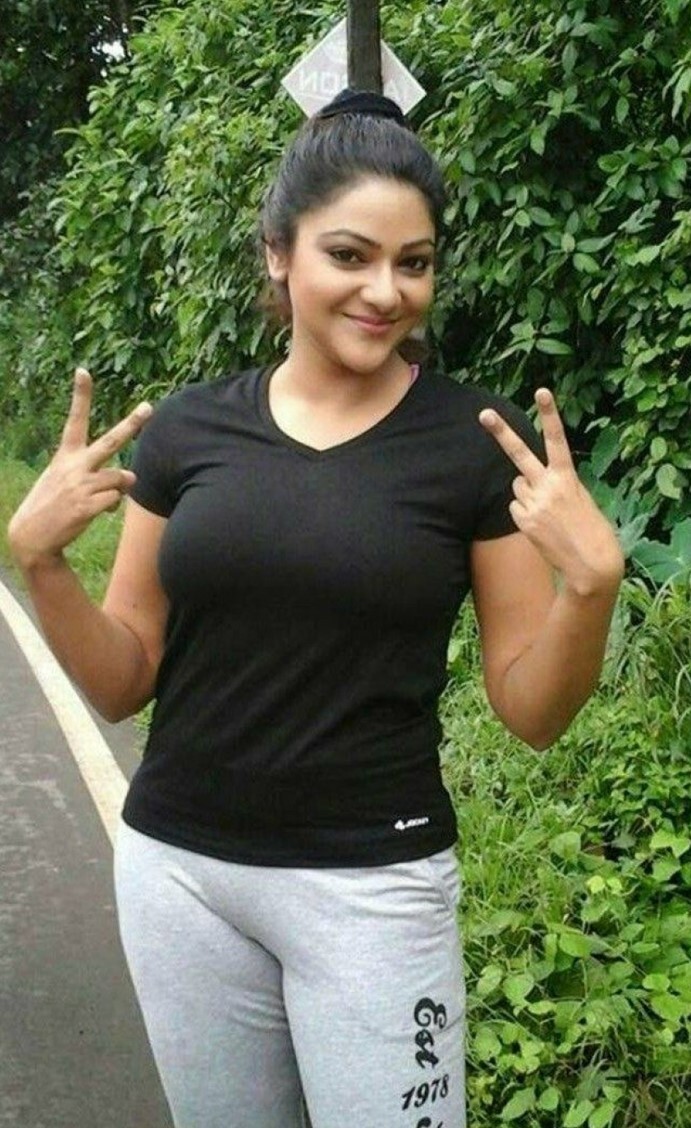 PHOTOS : கண்ணாடி முன் வேற லெவல் போட்டோஷூட்.. டைட்டான ஜிம் சூட்டில் ஆளை மயக்கும் விருமாண்டி பட ஹீரோயின்!