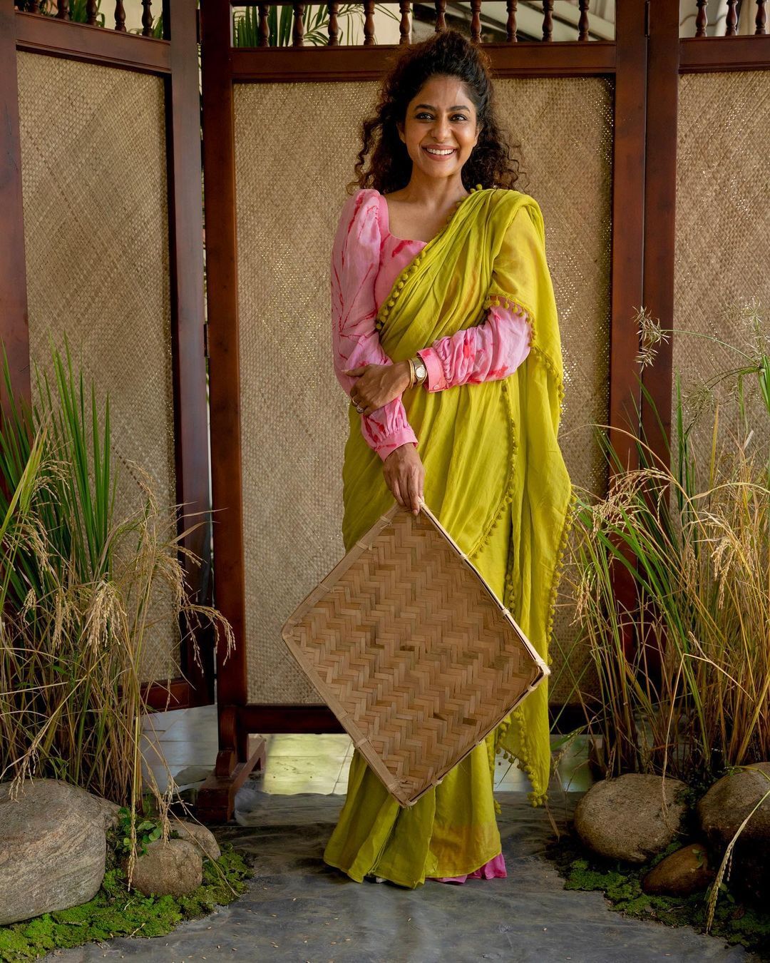 ഇത്രയും മോഡേണ്‍ ആയി അരി ചേറുകയാണോ; പൂര്‍ണിമയുടെ പുതിയ ലുക്ക് വന്‍ വൈറല്‍, ചിരിപ്പിച്ച് കമന്റുകള്‍