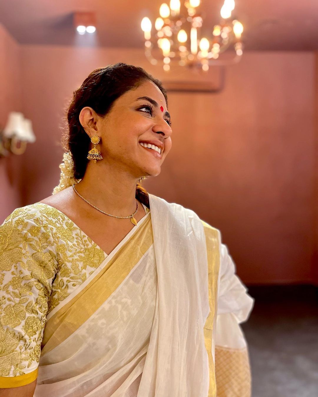 ഇത്രയും മോഡേണ്‍ ആയി അരി ചേറുകയാണോ; പൂര്‍ണിമയുടെ പുതിയ ലുക്ക് വന്‍ വൈറല്‍, ചിരിപ്പിച്ച് കമന്റുകള്‍