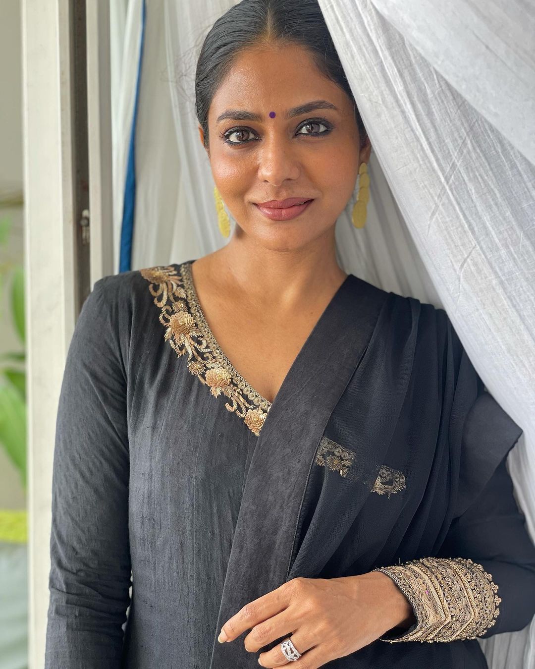 ഇത്രയും മോഡേണ്‍ ആയി അരി ചേറുകയാണോ; പൂര്‍ണിമയുടെ പുതിയ ലുക്ക് വന്‍ വൈറല്‍, ചിരിപ്പിച്ച് കമന്റുകള്‍