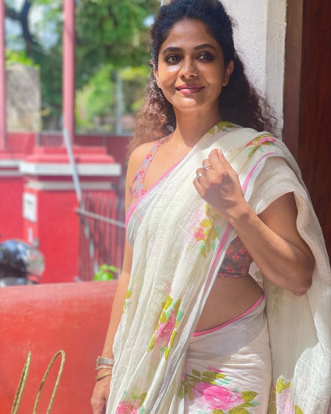 ആരാധകരേ ശാന്തരാകുവിന്‍; സാരിയില്‍ പൊളിച്ച ലുക്കുമായി പൂര്‍ണിമ, കമന്റുകളുടെ പെരുമഴ, ചിത്രങ്ങള്‍ വൈറല്‍
