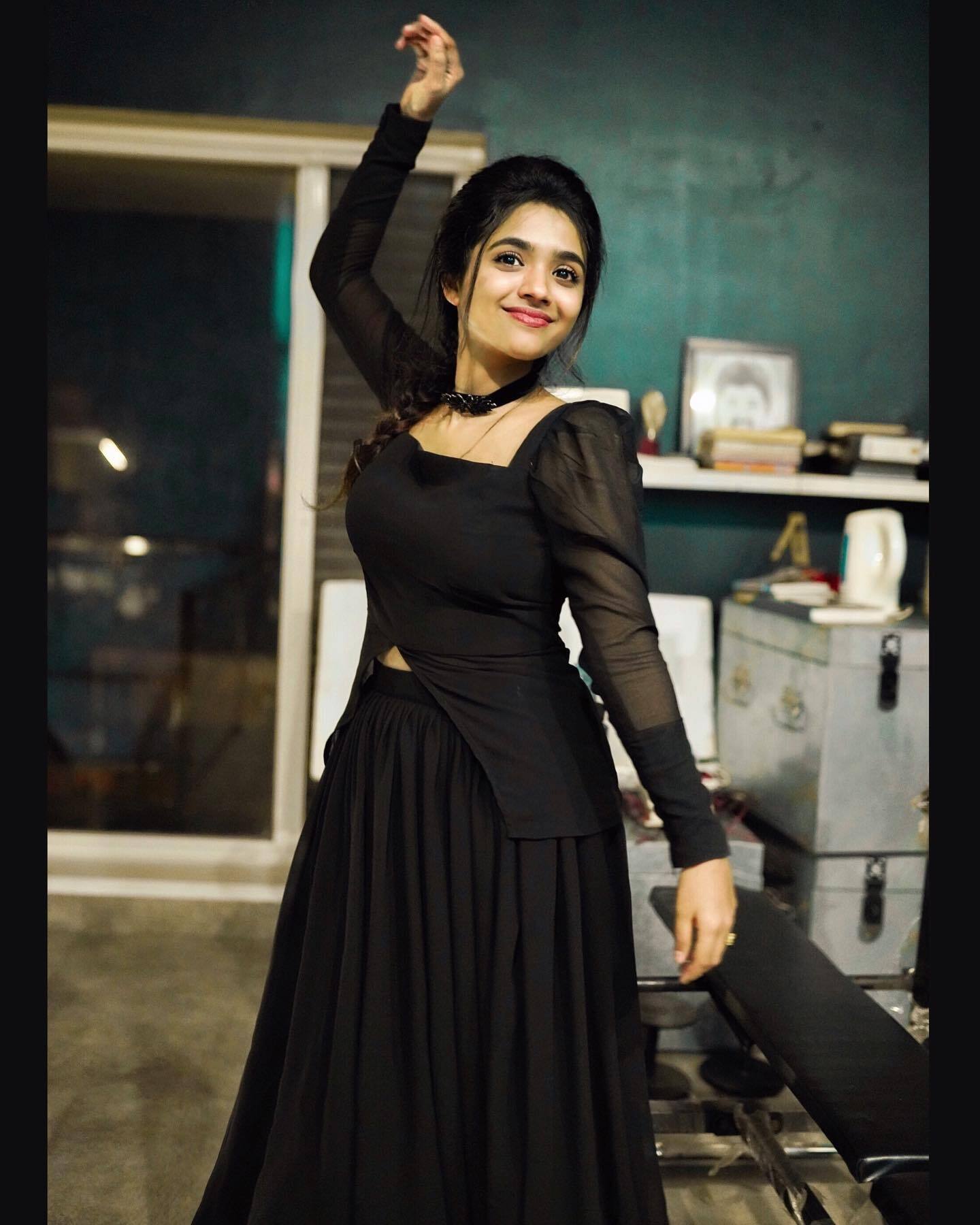   പ്രിയ താരത്തിനൊപ്പം  ആരതി പൊടി; റോബിനെവിടെയെന്ന് ആരാധകർ