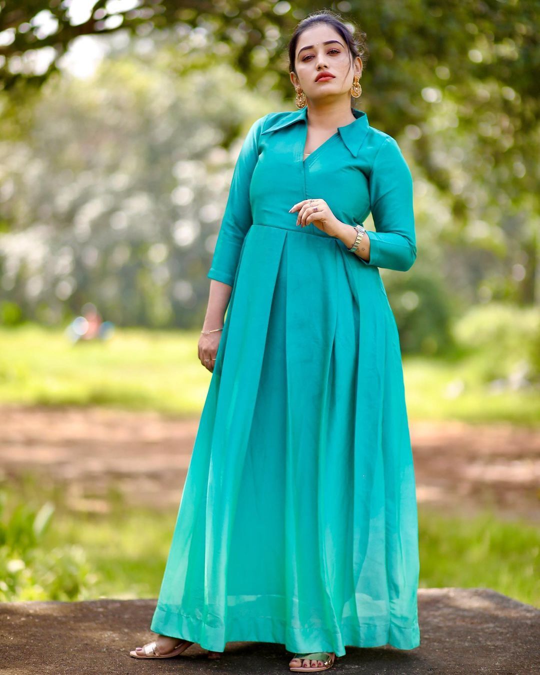 സാരിയില്‍ മിന്നിത്തിളങ്ങി അനുമോള്‍; എന്തൊരു ഭംഗിയാണെന്ന് ആരാധകര്‍ 