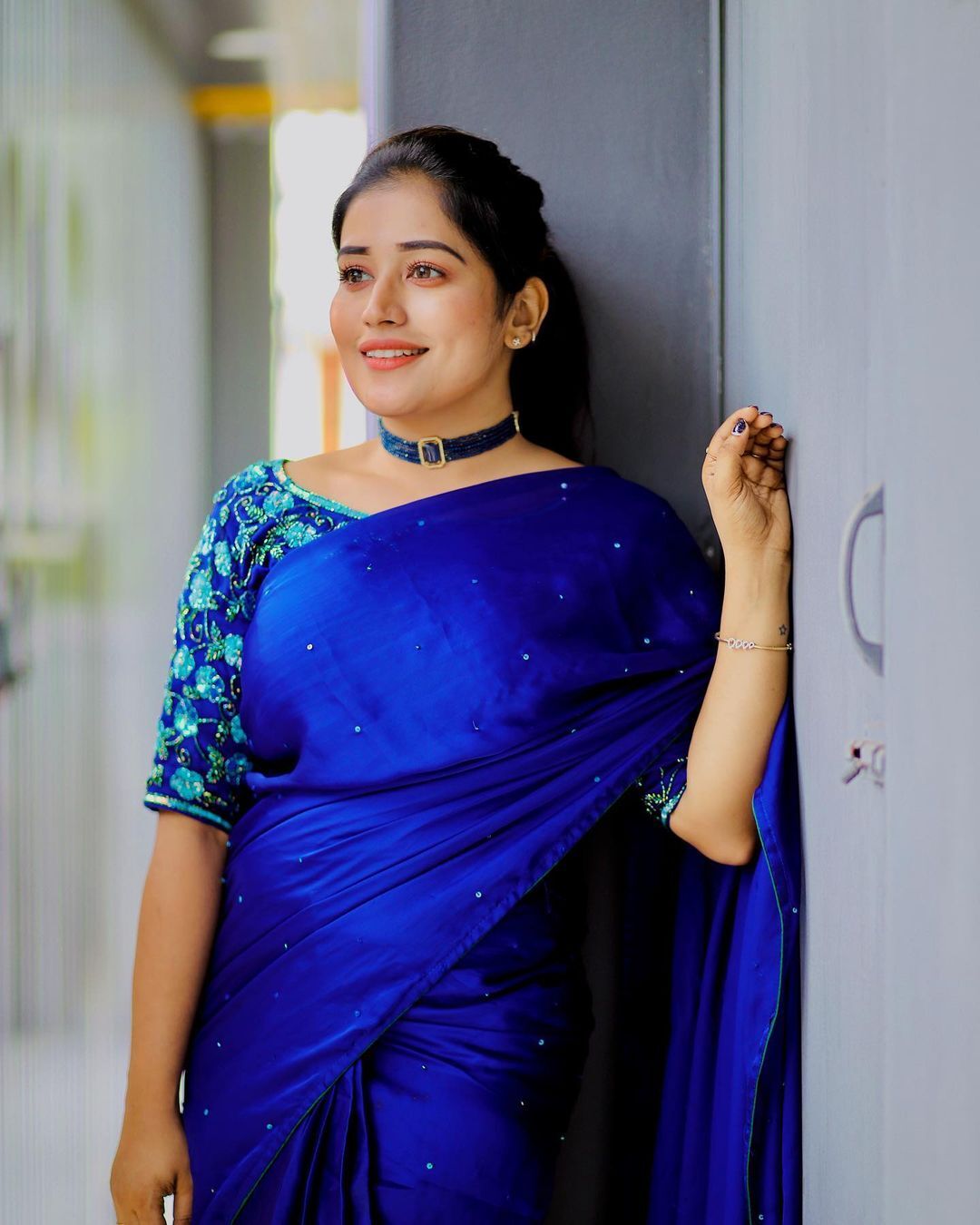 സാരിയില്‍ മിന്നിത്തിളങ്ങി അനുമോള്‍; എന്തൊരു ഭംഗിയാണെന്ന് ആരാധകര്‍ 