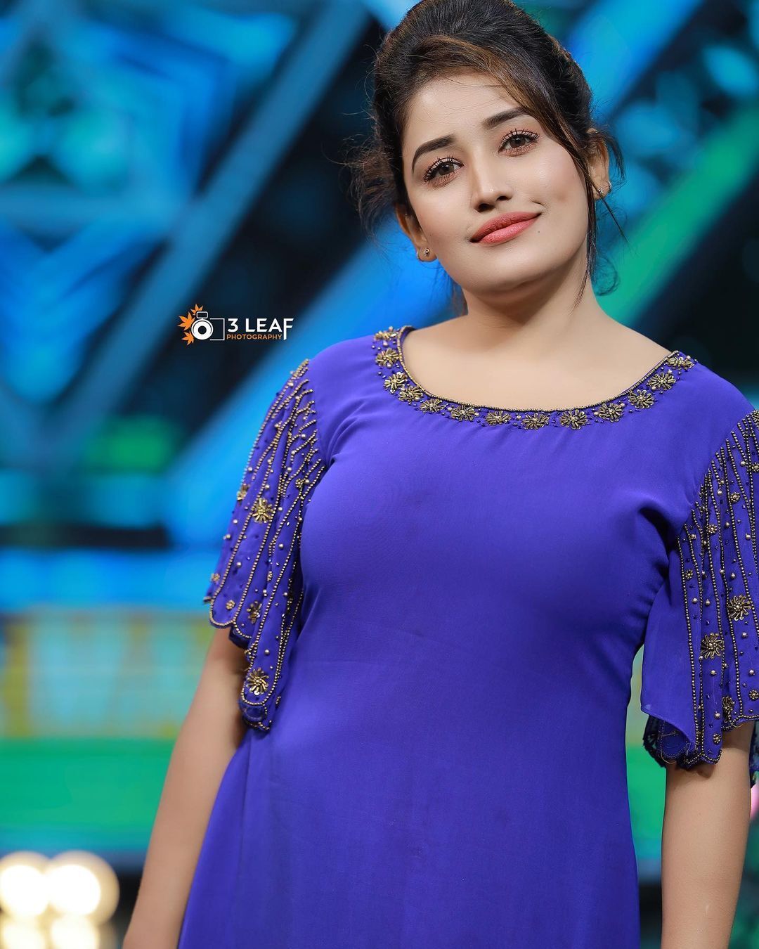 സാരിയില്‍ മിന്നിത്തിളങ്ങി അനുമോള്‍; എന്തൊരു ഭംഗിയാണെന്ന് ആരാധകര്‍ 