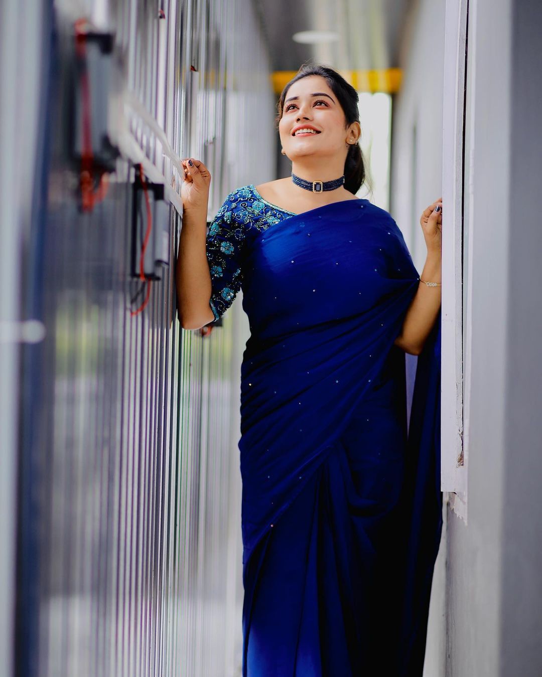 സാരിയില്‍ മിന്നിത്തിളങ്ങി അനുമോള്‍; എന്തൊരു ഭംഗിയാണെന്ന് ആരാധകര്‍ 