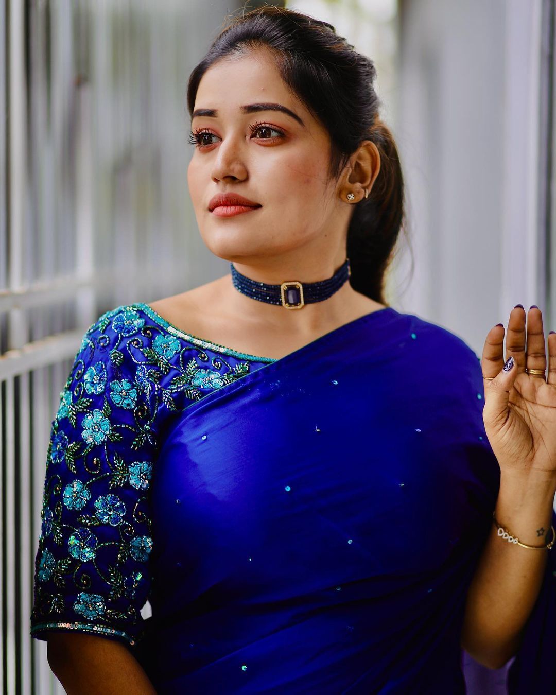 സാരിയില്‍ മിന്നിത്തിളങ്ങി അനുമോള്‍; എന്തൊരു ഭംഗിയാണെന്ന് ആരാധകര്‍ 