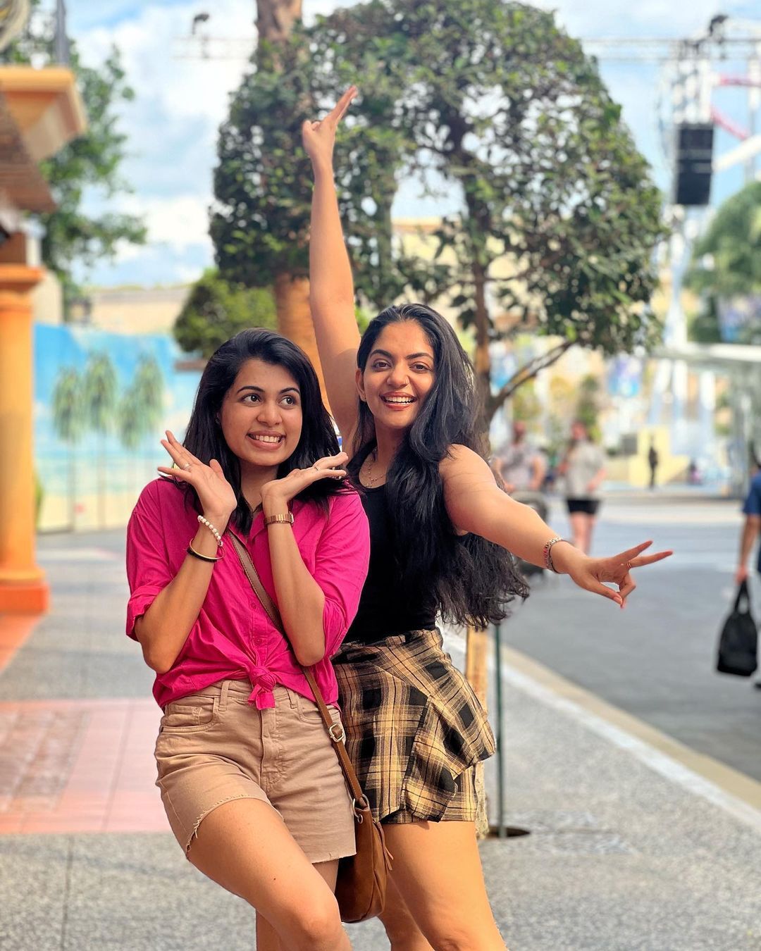 ജീവിതം നിങ്ങളെ പോലെ ആസ്വദിക്കണം; അഹാനയുടെയും കുടുംബത്തിന്റെയും സിംഗപ്പൂര്‍ ചിത്രങ്ങള്‍