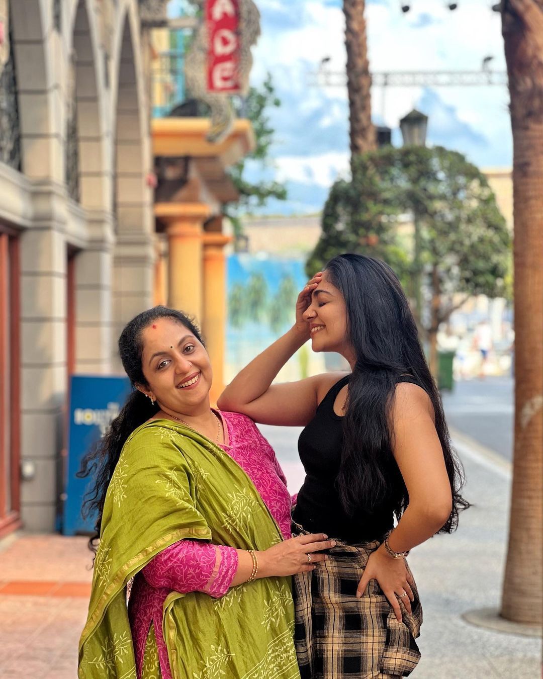 ജീവിതം നിങ്ങളെ പോലെ ആസ്വദിക്കണം; അഹാനയുടെയും കുടുംബത്തിന്റെയും സിംഗപ്പൂര്‍ ചിത്രങ്ങള്‍