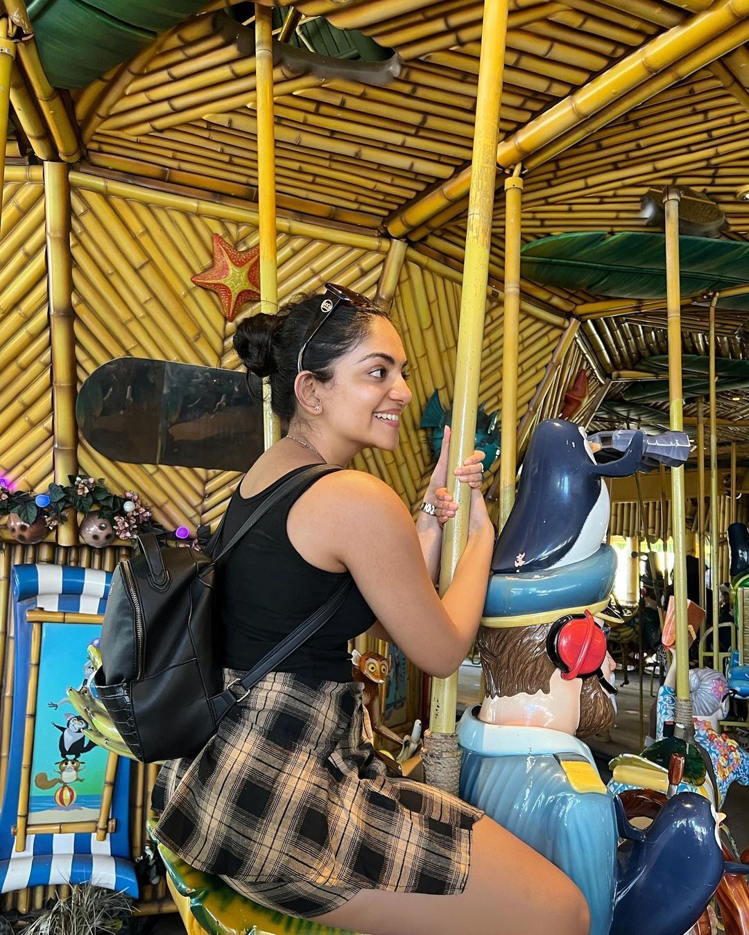 ജീവിതം നിങ്ങളെ പോലെ ആസ്വദിക്കണം; അഹാനയുടെയും കുടുംബത്തിന്റെയും സിംഗപ്പൂര്‍ ചിത്രങ്ങള്‍