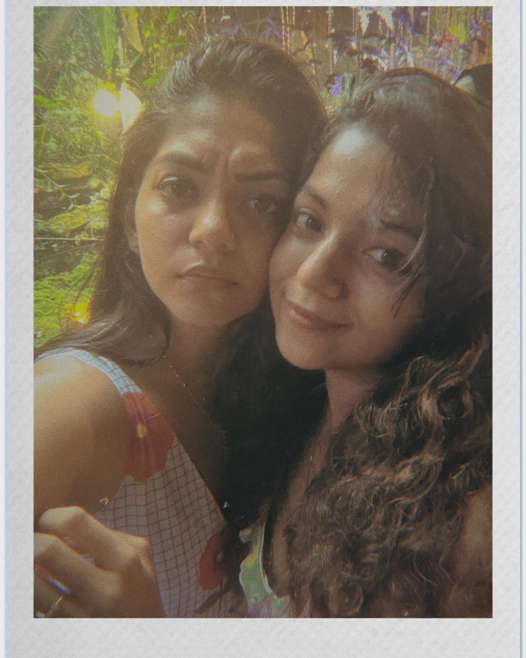 ജീവിതം നിങ്ങളെ പോലെ ആസ്വദിക്കണം; അഹാനയുടെയും കുടുംബത്തിന്റെയും സിംഗപ്പൂര്‍ ചിത്രങ്ങള്‍