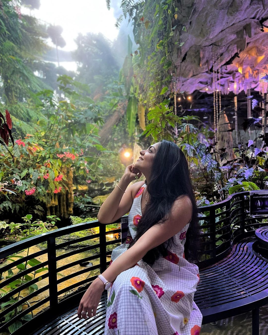 ജീവിതം നിങ്ങളെ പോലെ ആസ്വദിക്കണം; അഹാനയുടെയും കുടുംബത്തിന്റെയും സിംഗപ്പൂര്‍ ചിത്രങ്ങള്‍