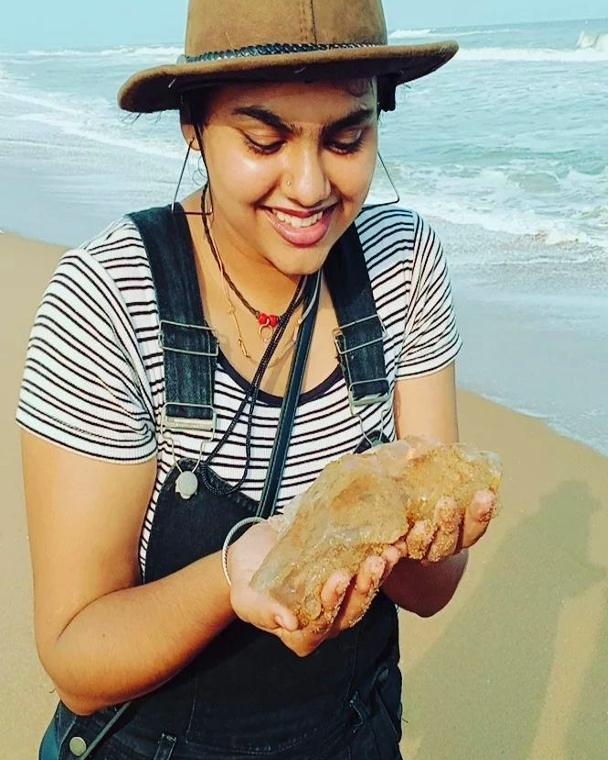 कौन हैं 'हर हर शंभू' गाने वाली अभिलिप्सा, दादा को बचपन में ही पता लग गया था कि बनेंगी बड़ी Singer