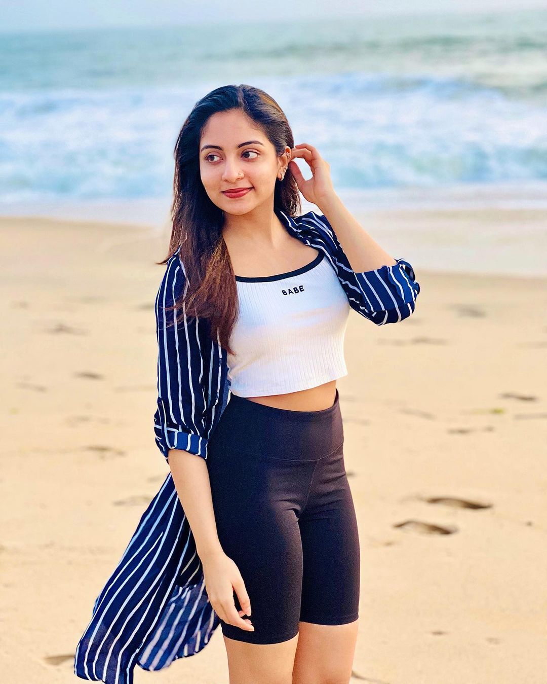 കടല്‍ തീരത്ത് ഓളങ്ങളെ തഴുകി ഇശാനി; അടിപൊളി ഗ്ലാമറസ് ലുക്ക് വൈറല്‍